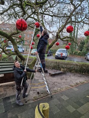 Weihnachtskugeln aufhängen 2
